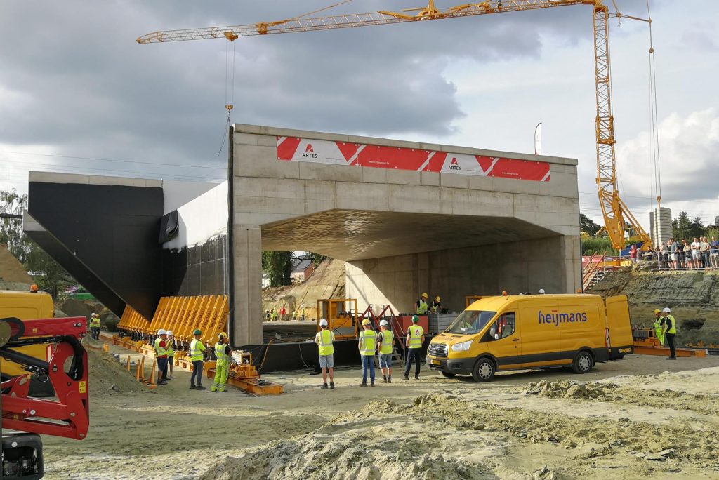 The tunnel slides into place millimeter by millimeter (Herentals)