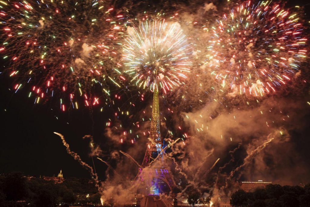 A boy (7) and his sister (24) died in fireworks on the occasion of the National Day in France, and seven were injured