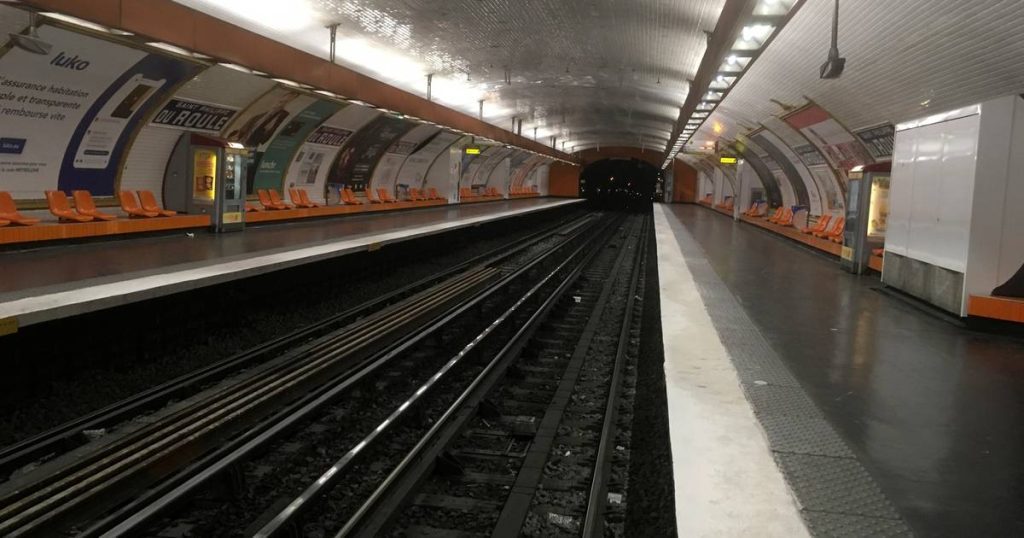 A minor body was found on the metro lines in Paris |  Abroad