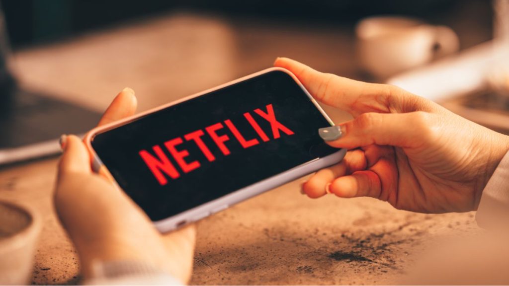 Netflix-logo op een smartphone die wordt vastgehouden