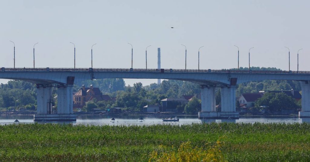 Ukraine attacks an important bridge in the occupied city of Kherson: “The occupiers must learn to swim” |  Abroad
