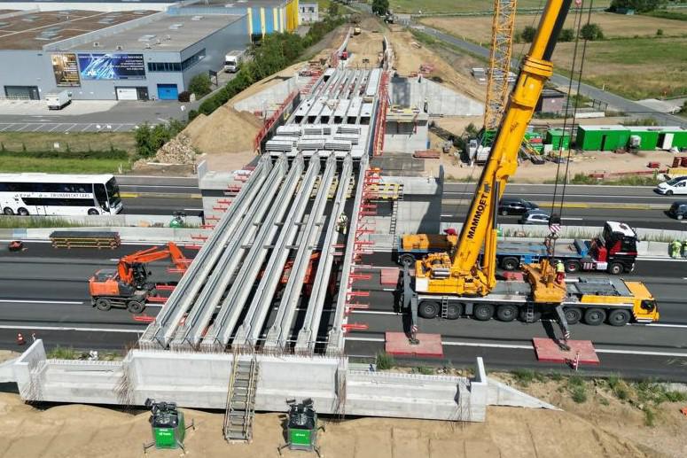 Foundation for Brokkelbrug successor completed: 21 40-ton beams installed (Wijnegem)