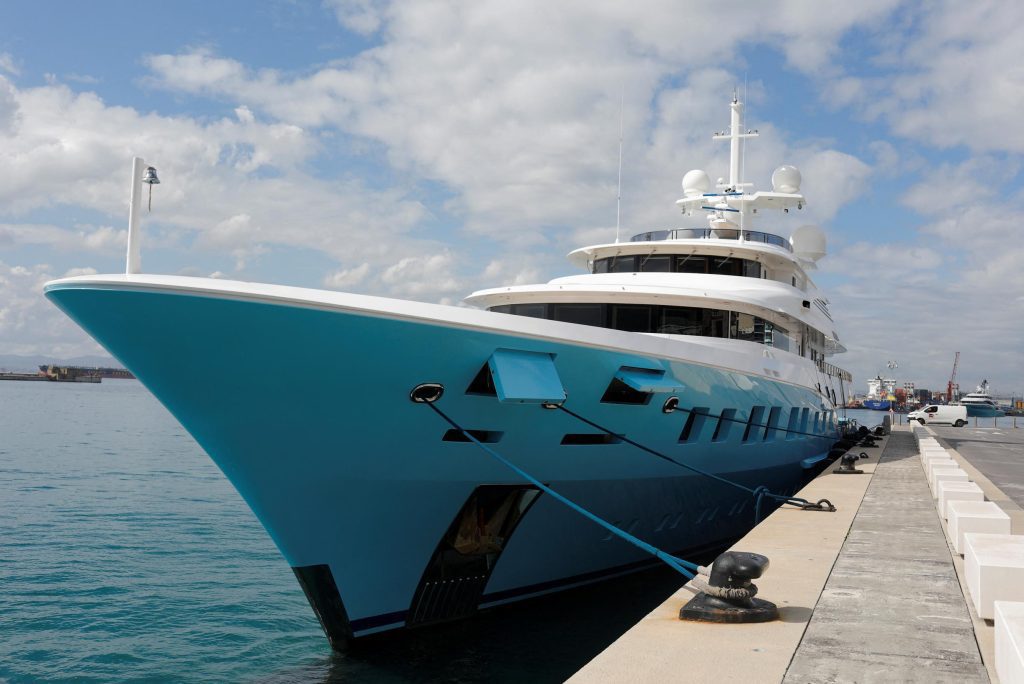 Russian luxury yacht auctioned for the first time (because the oligarch cannot repay the loan)