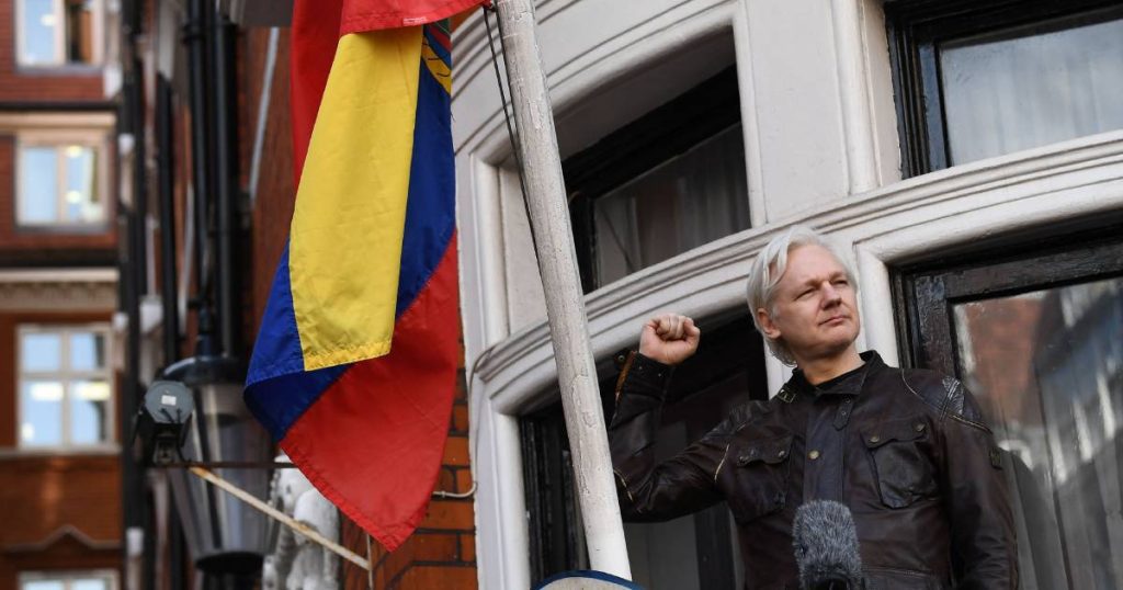 CIA accused of spying on lawyer Julian Assange |  Abroad