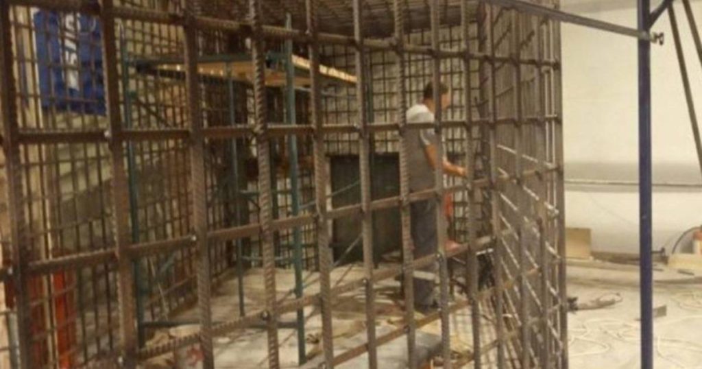 Russia builds cages in Mariupol theater: possibility of preparing for “trials” against imprisoned Ukrainians |  Ukraine and Russia war