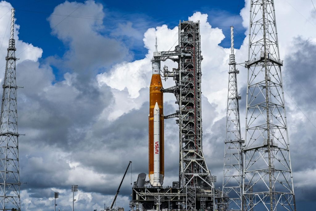 direct |  NASA's rocket faces technical problems ahead of an important test flight to the moon