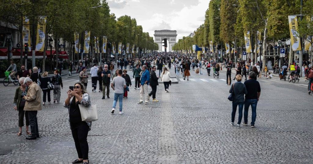 Building on the Champs-Elysées in Paris sold for a "record amount" |  News
