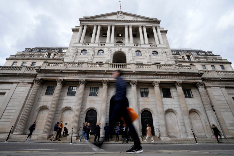 The Bank of England sounds the alarm about the British economy, and takes unprecedented measures