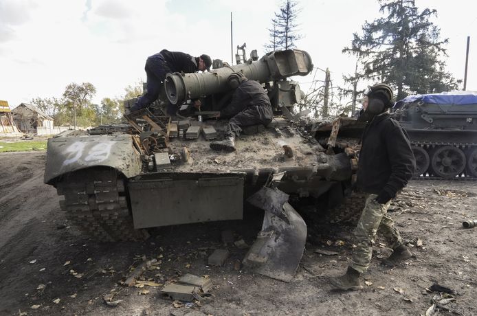 Ukrainian soldiers prepare to withdraw a captured Russian tank in Kobyansk.  Photo from October 4th.