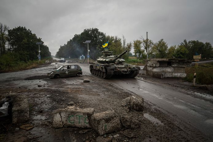 A Ukrainian tank passes through a former Russian checkpoint in a retaken area of ​​Izyum.  Photo from September 16.