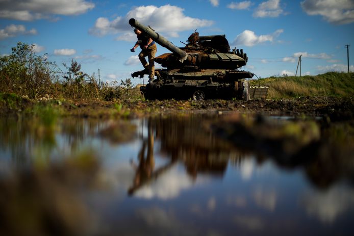 A journalist takes pictures of a destroyed Russian tank in Chistovodivka.  Photo from October 6th.