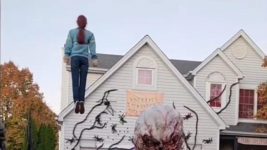 American couple decorate the house in the style of "Stranger Things"