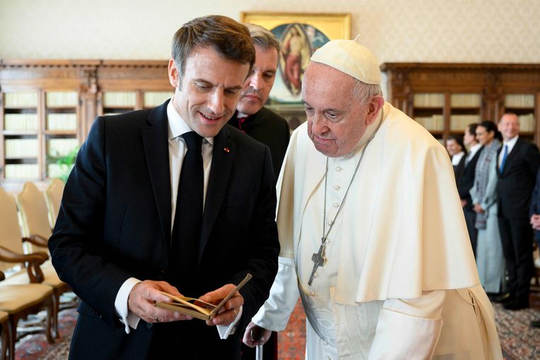 Macron presents a book to the Pope, and suddenly Poland is on its hind legs