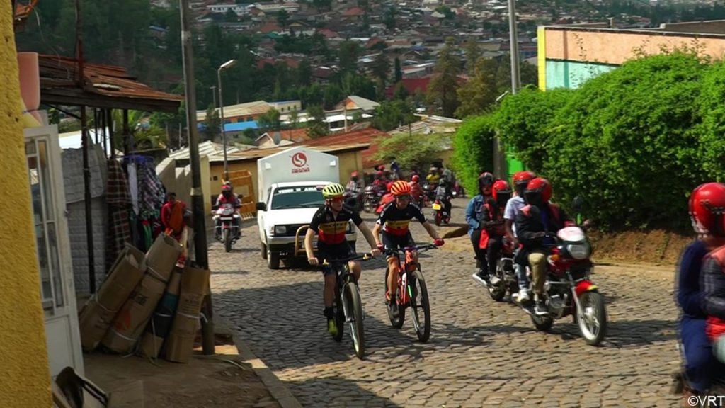 Mountainbikers Frans Claes en Jens Schuermans verkennen de Muur van Kigali.