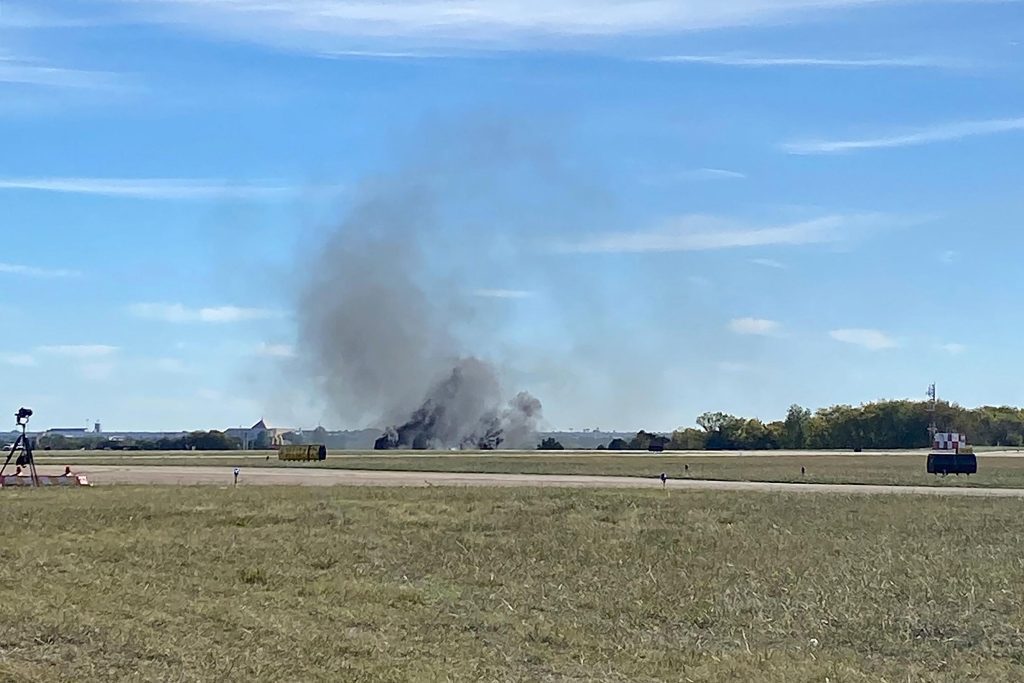 Army planes collide in mid-air at Dallas Air Show: 'This is a terrible tragedy'