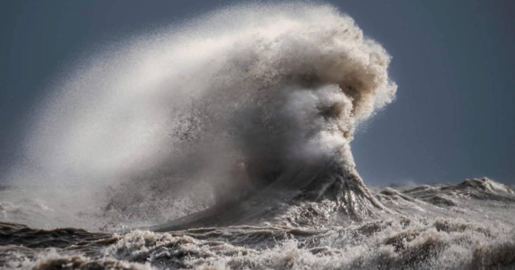 Canadian Photographer Captures Stunning Image Of A Wild Wave With A Face: "Looks Like Poseidon" |  Abroad