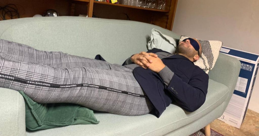 Claudio, 28, takes a nap during the workday: "He makes him a nice fellow" |  a job