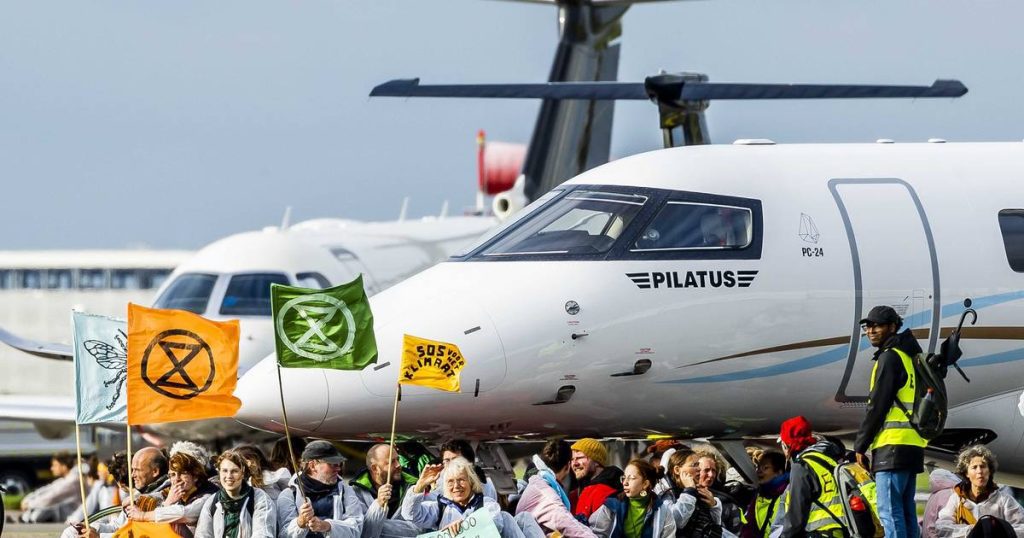Hundreds of climate activists block private planes in Schiphol and some are chained to planes |  Abroad