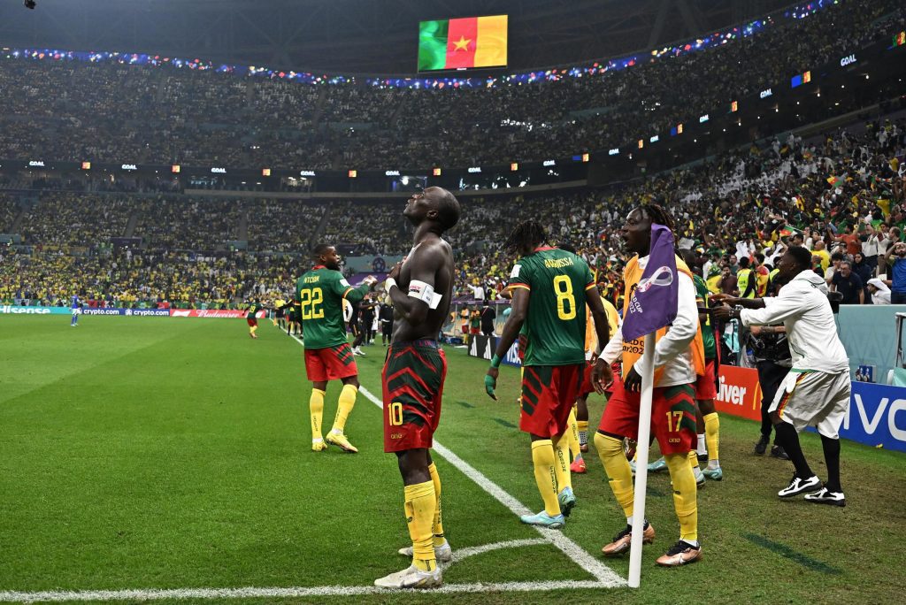 Kameroen stunt tegen Brazilië met goal in blessuretijd, grote held Vincent Aboubakar pakt rood bij viering