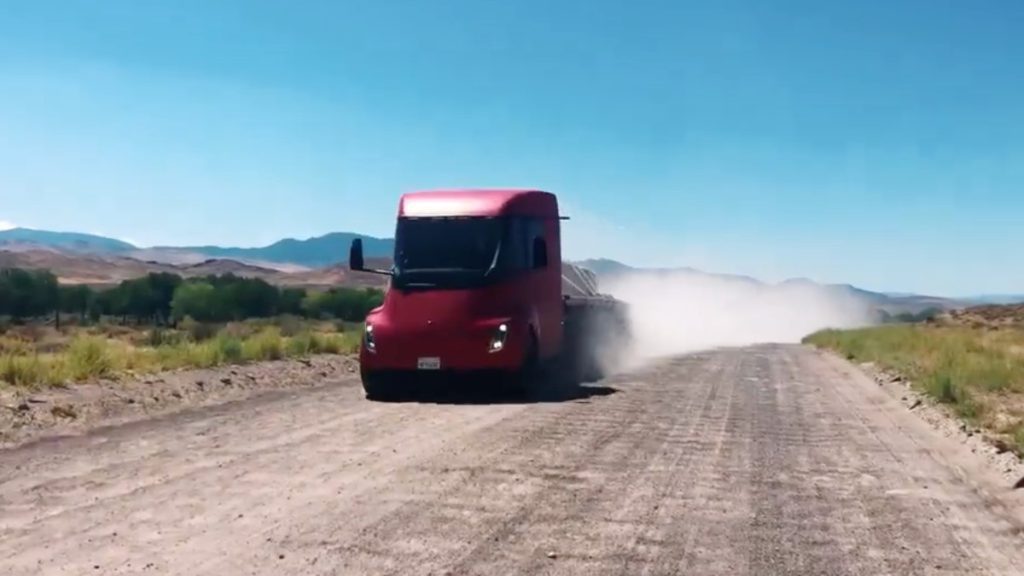 Tesla's electric semi-truck travels 800 km on a battery